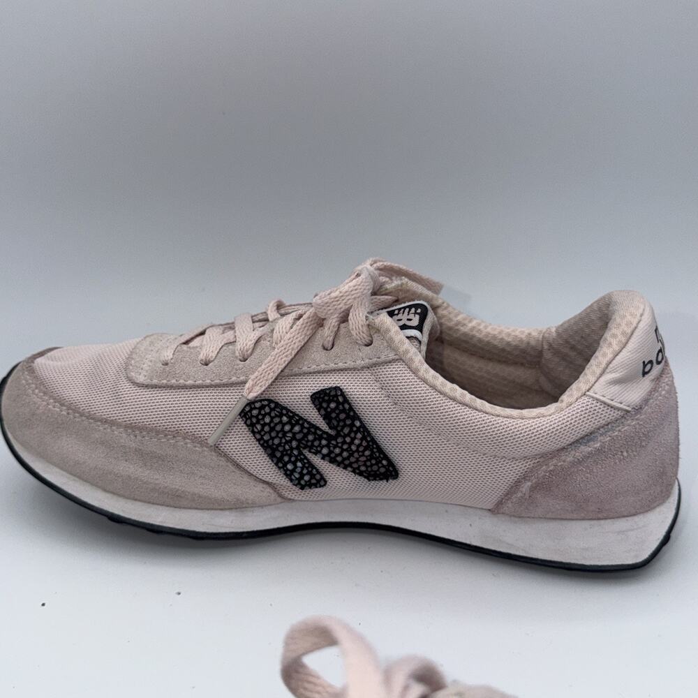 New Balance Womens 410 Classic Pink Tennis Shoes Sneakers sz. 8.5 Balletcore - Picture 7 of 9